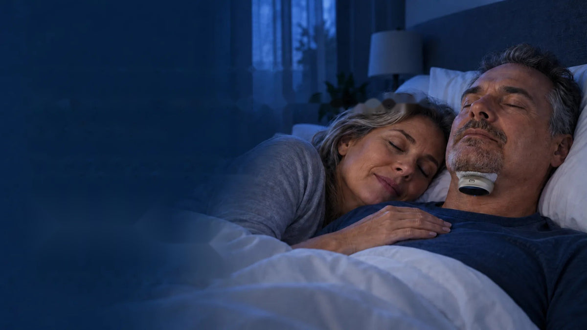 Un couple qui dort paisiblement, l'homme porte le petit appareil ApneoStop sous le menton